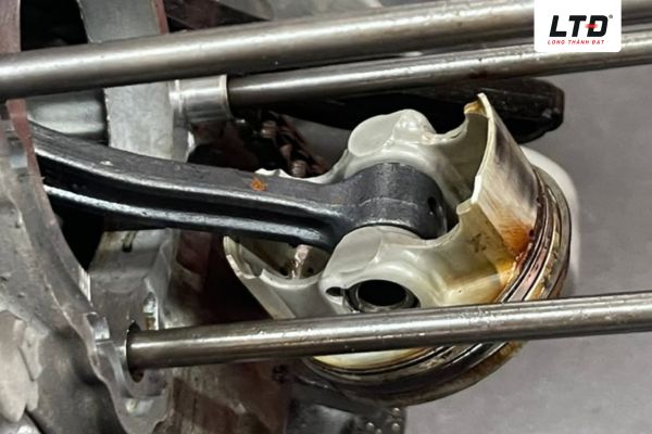 Piston và tay biên của động cơ xe máy bị biến dạng và gãy hỏng nặng do hiện tượng thủy kích