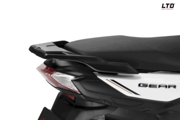 Tay dắt sau có thiết kế phẳng như một phần nối dài từ yên xe