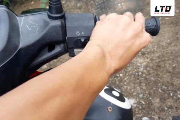 Động cơ vận hành không còn mượt khiến cảm giác ga nặng hơn,