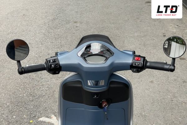 Gương chiếu hậu đặt cuối tay lái