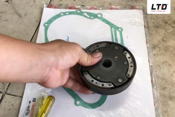 Cần thay mới bố ba càng định kỳ để xe được vận hành tốt hơn