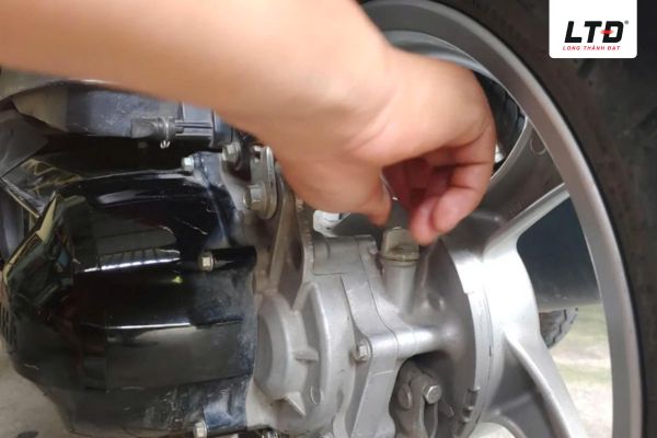 Phải tuân thủ lịch thay nhớt láp định kỳ để xe vận hành mượt mà