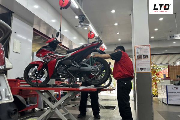 Thay nhớt định kỳ cho động cơ của xe để đảm bảo xe luôn hoạt động trơn tru