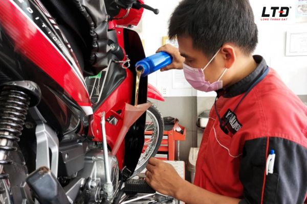 Thay nhớt đúng định kỳ và dùng đúng chủng loại