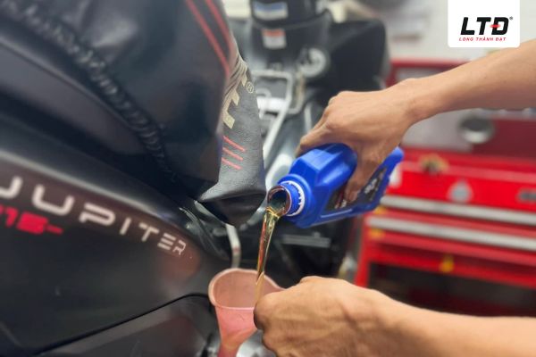 Bạn phải thay nhớt đúng kỳ để xe được vận hành ổn định và mượt mà 