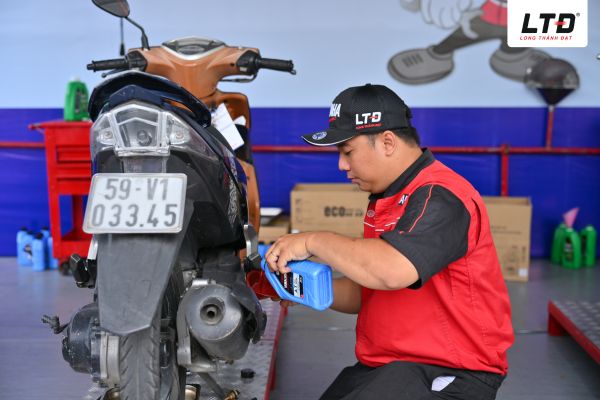 Thay nhớt xe miễn phí không phân biệt xe