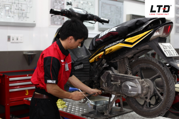Bạn nên thay nước làm mát cho xe máy là sau mỗi khoảng 20.000 km