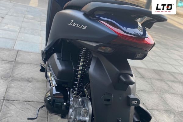 Đuôi xe gọn gàng thiết kế vuốt nhọn về phía sau