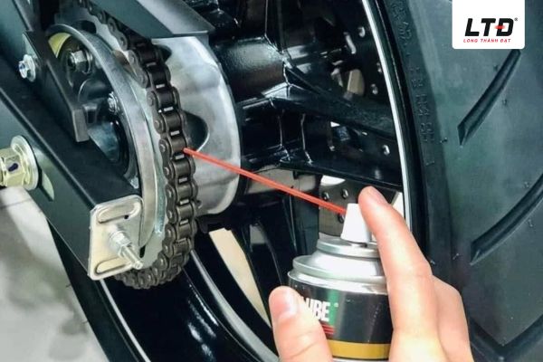 Xích xe máy nên được bôi trơn sau khoảng 800 – 1.000 km