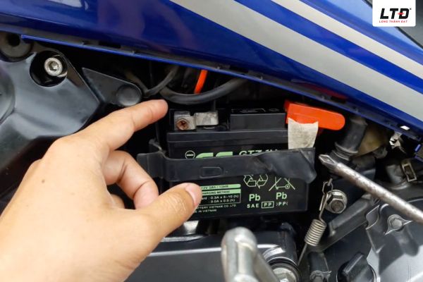 Ắc quy xe máy ở trạng thái khỏe mạnh có thể duy trì điện năng trong khoảng 2 đến 4 tuần