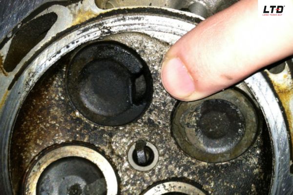 Quá trình tích tụ muội than Carbon cũng là một trong nguyên nhân khiến pô xe máy nghẹt 