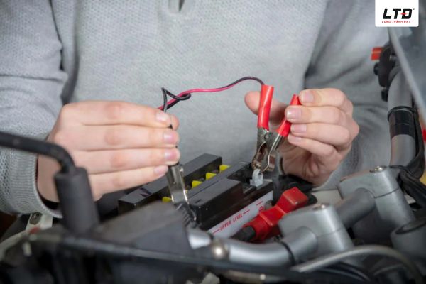 Kiểm tra và bảo dưỡng ắc quy định kỳ