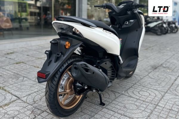 Xe có trọng lượng 118kg khá linh hoạt trong đô thị 