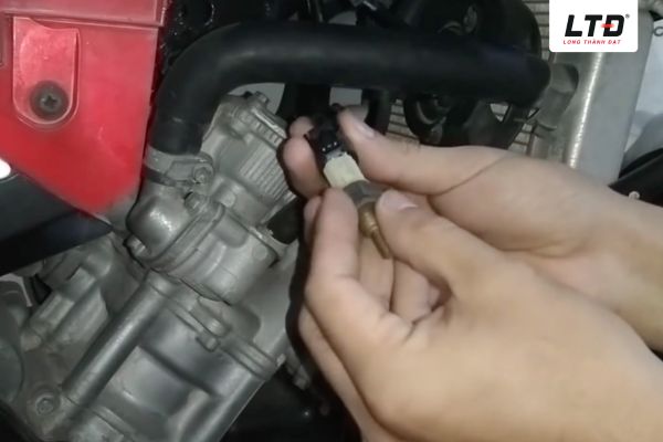 Cảm biến nhiệt độ giúp ECU nhận biết trạng thái nhiệt của máy