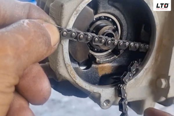 Sên cam đóng vai trò đảm bảo hoạt động ổn định của động cơ xe máy.