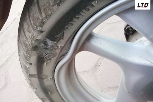 Vành xe bị cong vênh làm xe mất cân đối 