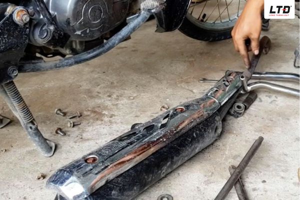 Giải pháp hiệu quả và tiết kiệm nhất là vệ sinh pô