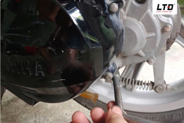 Âm thanh thường phát ra từ hộp số sau