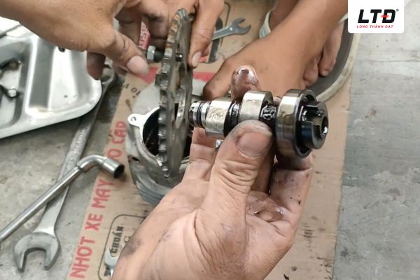 Vị trí lắp đặt của trục cam trên xe máy phụ thuộc vào cấu tạo và kiểu động cơ 