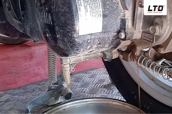 Khi thay, cần xả sạch dầu cũ, kiểm tra tình trạng dầu và hệ thống truyền động