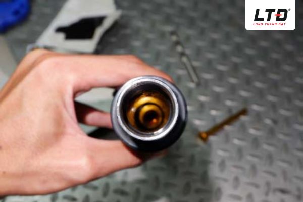 Hiện tượng phuộc xe máy bị xì nhớt xảy ra do nhiều nguyên nhân 