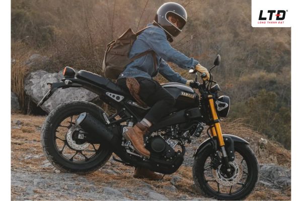 Xe thường xuyên đi đường xấu sẽ dễ khiến chân bóng đèn bị lỏng, tác động mạnh dễ hỏng
