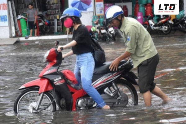 Xe đi qua vùng ngập nước khiến lọc gió hư hỏng