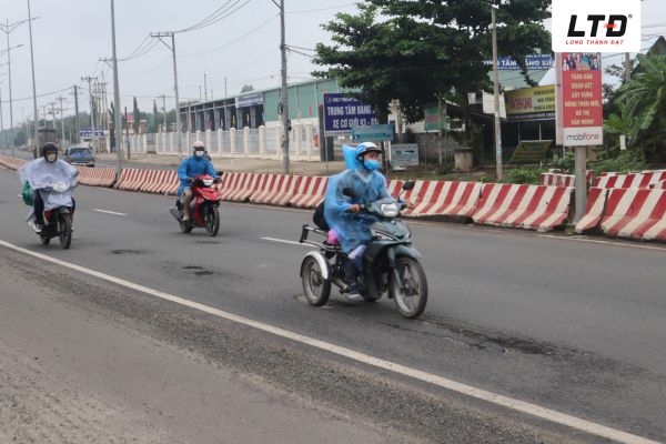 Xe bị nhún mạnh, dằn xóc rõ rệt khi đi qua ổ gà là dấu hiệu nhận biết rõ rệt nhất