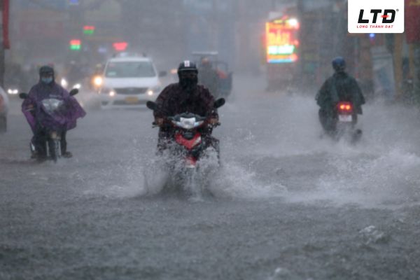 Sử dụng xe liên tục trong thời tiết mưa lớn làm nước vào lọc gió