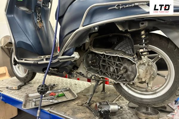 Xe bị gào máy được xem là dấu hiệu cảnh báo quan trọng và cần kiểm tra sớm