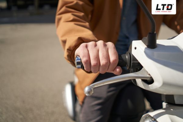 Xe chạy ì máy nặng hơn bình thường là dấu hiệu của xe hao nhớt