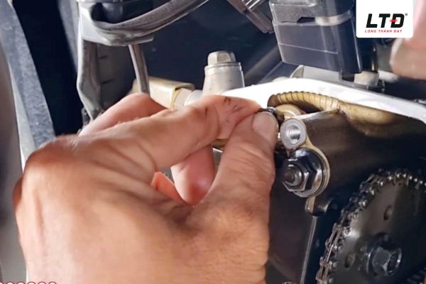Xe máy bị kêu cò khiến xe rung giật hụt hơi 