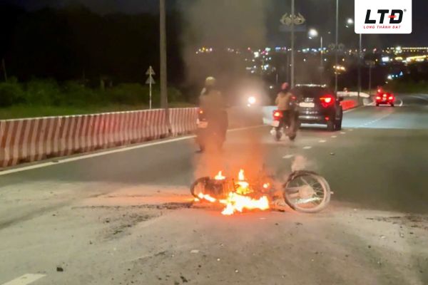 Xe máy tự chập điện và bốc cháy trong thời tiết nắng nóng