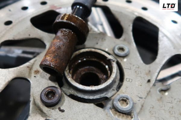 Bánh sau xe máy bị rơ có thể do bạc đạn hư hỏng 