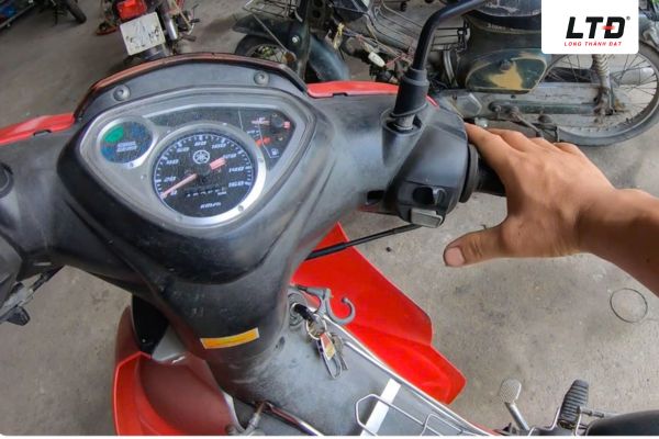 Xe máy bị trễ ga khi bạn vặn tay ga nhưng chiếc xe không tăng tốc ngay lập tức