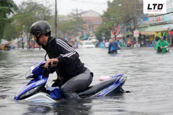Xe máy ngập nước dễ gây ra tình trạng bó máy hoàn toàn