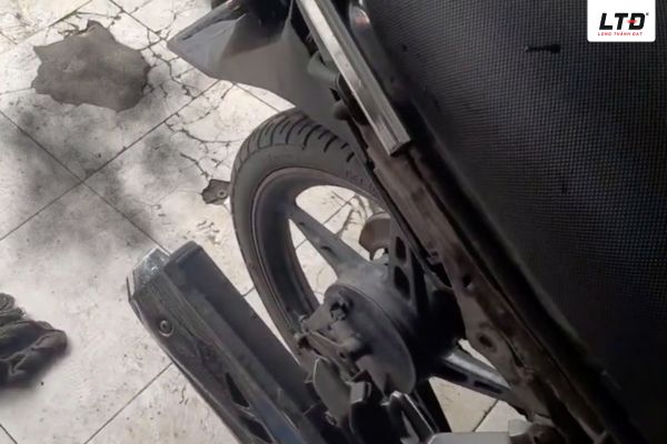 Xe nghẹt pô thường có khói thải ra nhiều hơn, có thể có màu đen