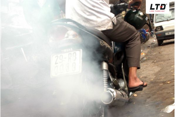 Khói trắng (hoặc xanh nhạt) thoát ra từ ống pô đây là dấu hiệu dễ nhận thấy nhất