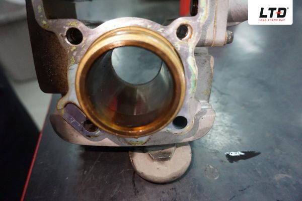 Xi lanh bị xước vầ mài mòn thấy rõ do ma sát với Piston.